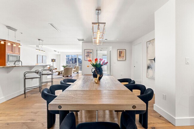 Building Photo - Gorgeous 2 bed, 3 bath Condo w/ 2 Car Gara...