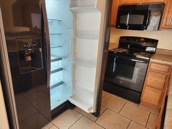 Building Photo - Rental Home Available in Surprise!