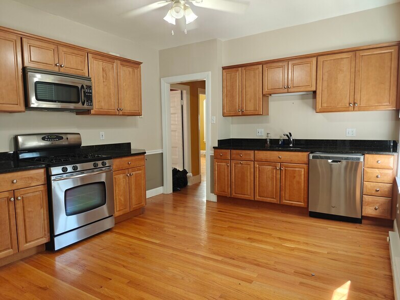 Kitchen - 33 Hawthorne St