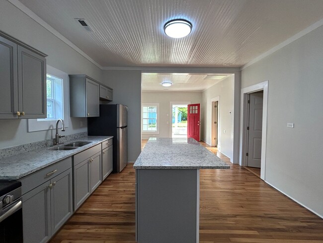 Building Photo - 401 Francis St E