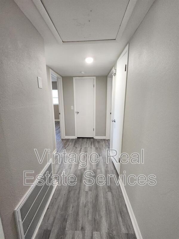 Building Photo - 306 S Mercury Ave