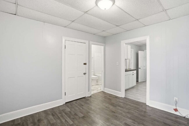 Building Photo - Welcome home to this newly renovated 2 bedroom top floor apartment