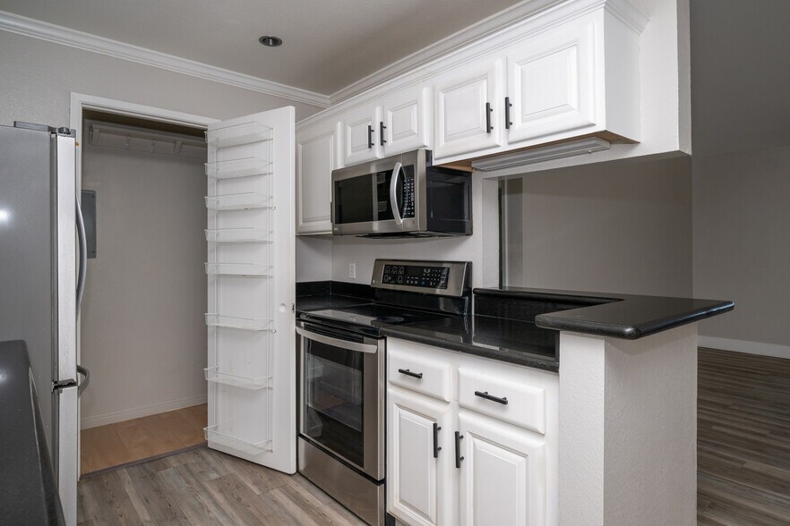 Building Photo - 851 Woodside Way