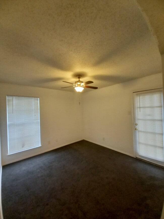 Building Photo - 9520 Royal Ln