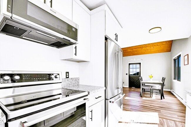 Building Photo - 1244 Hyland Dr