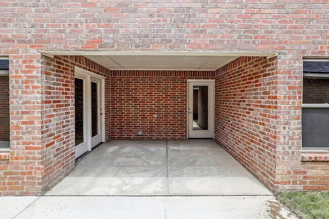 Building Photo - 7605 Woodford Ave