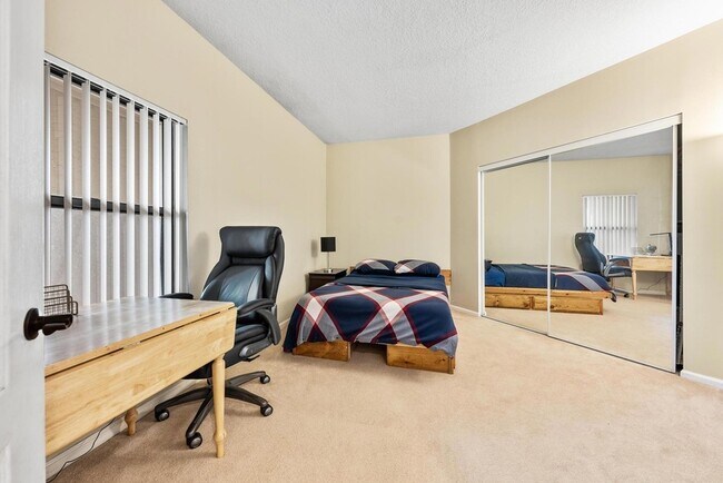 Building Photo - 100 Uno Lago Dr
