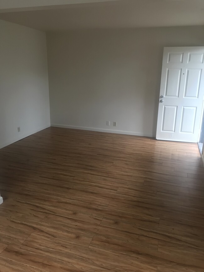 Livingroom Laminated floors - 420 N Maple Ave