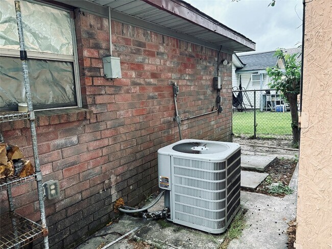 Building Photo - 415 Zinn Dr