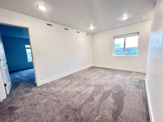 Building Photo - Luxury Townhome available now!