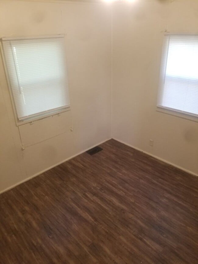 Building Photo - 2 bedroom home available in Rockford