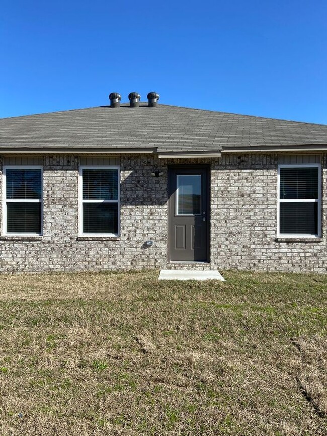 Building Photo - *Pre-leasing* Four Bedroom | Two Bath Home...