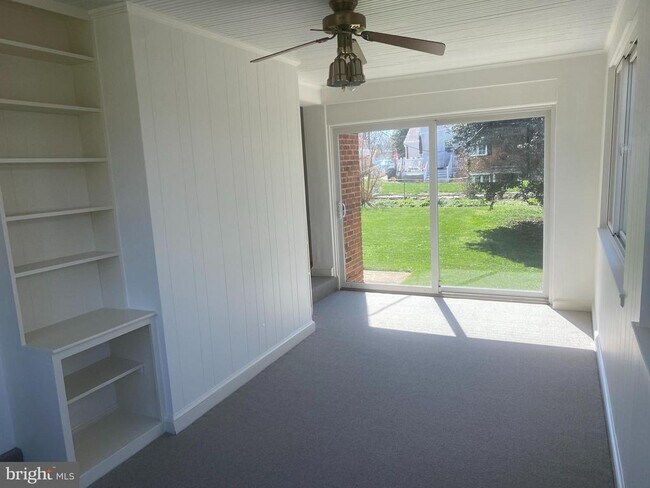 Building Photo - 716 N Overlook Dr