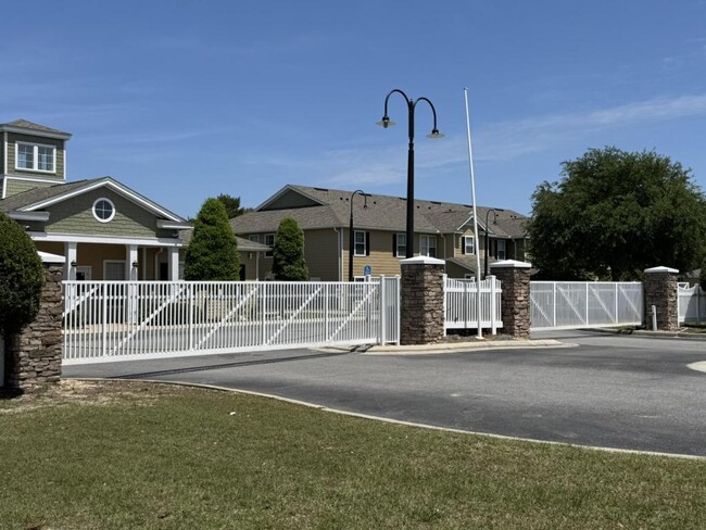 Building Photo - 1001 Lighthouse Rd