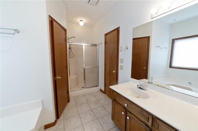 Building Photo - 487 Ravinia Way