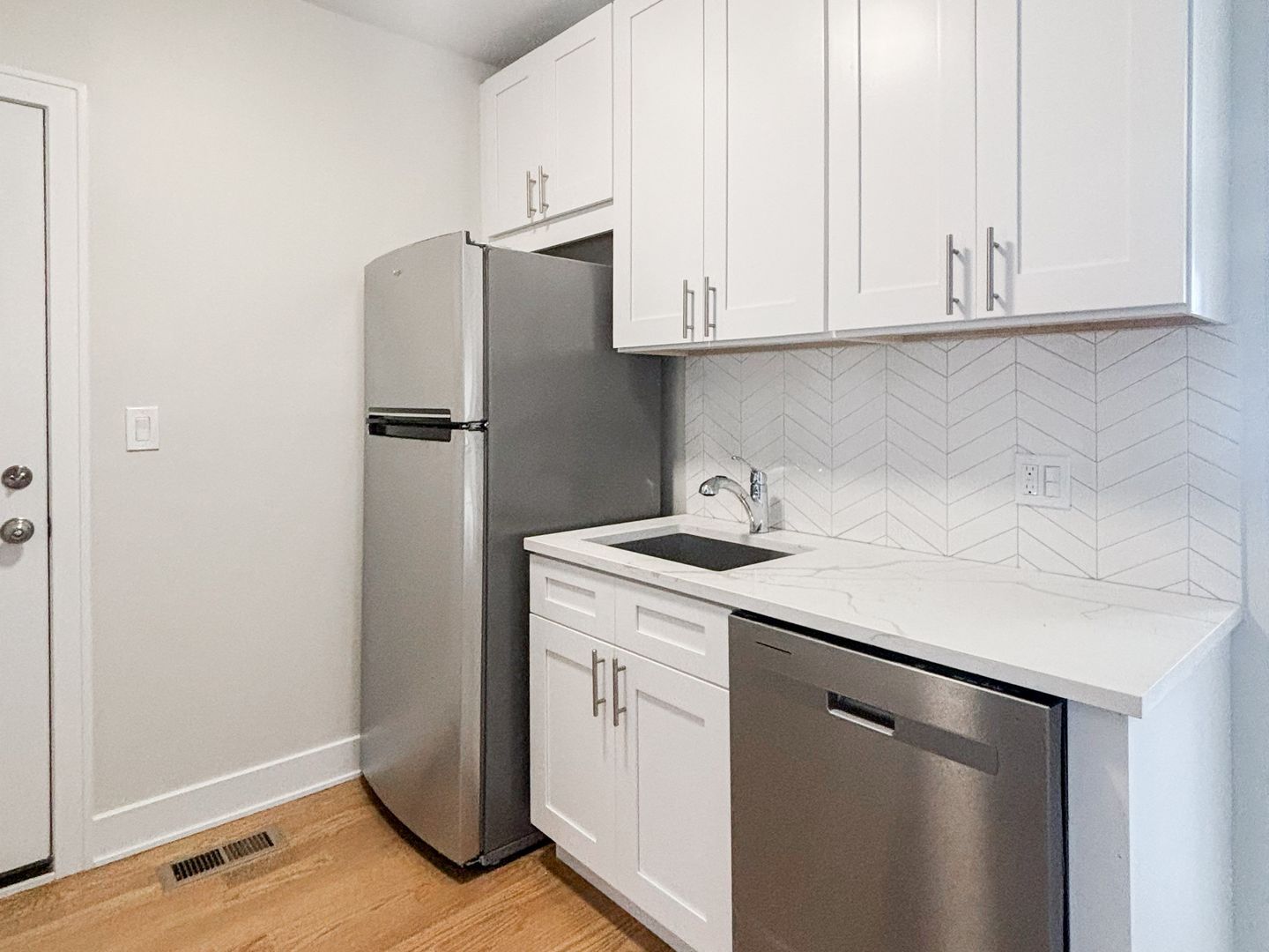 Building Photo - 1940 W Wilson Ave