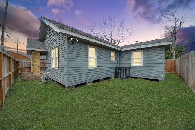 Building Photo - Historic Houston Charm with Modern Comfort Built In
