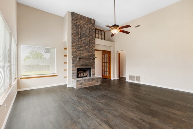 Building Photo - 3105 S Maple Ave