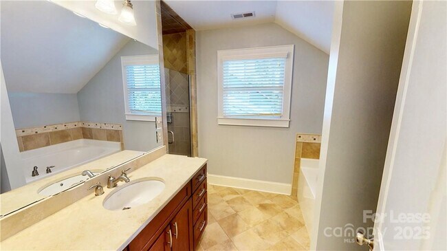 Building Photo - 2213 Roslyn Ave