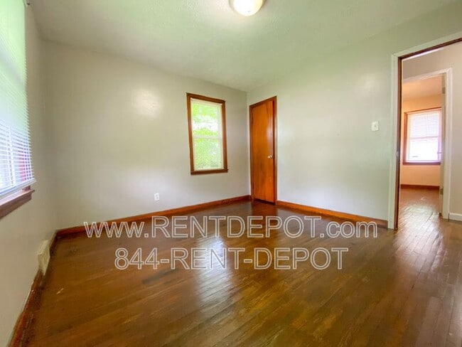Building Photo - 715 E Riverside Dr