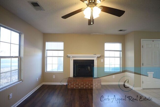 Building Photo - 3 bed / 2 bath home with fireplace - Valley View!!