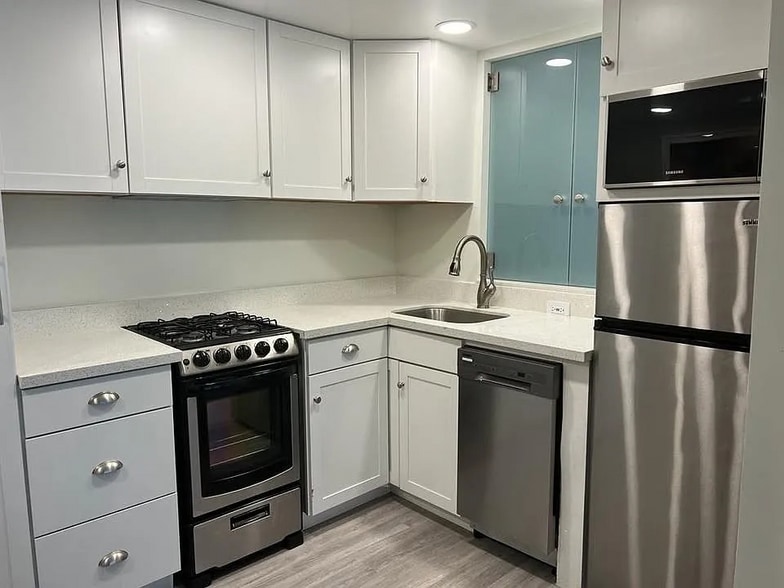 Building Photo - 206 Avenue H