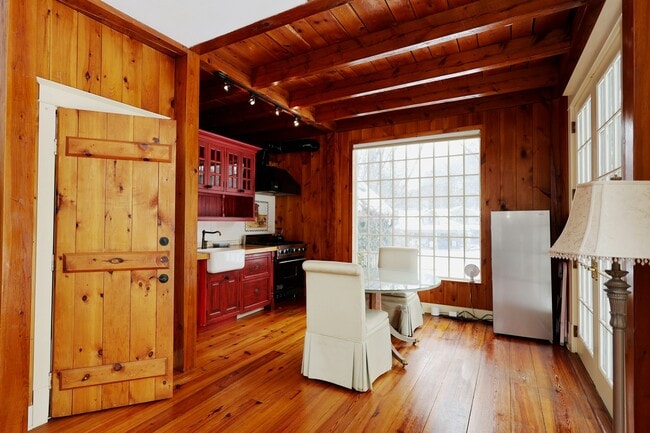 Building Photo - 369 Ethan Allen Hwy