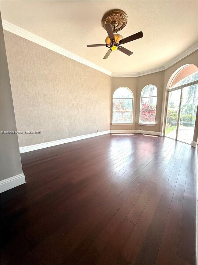 Building Photo - 2547 Montclaire Ct