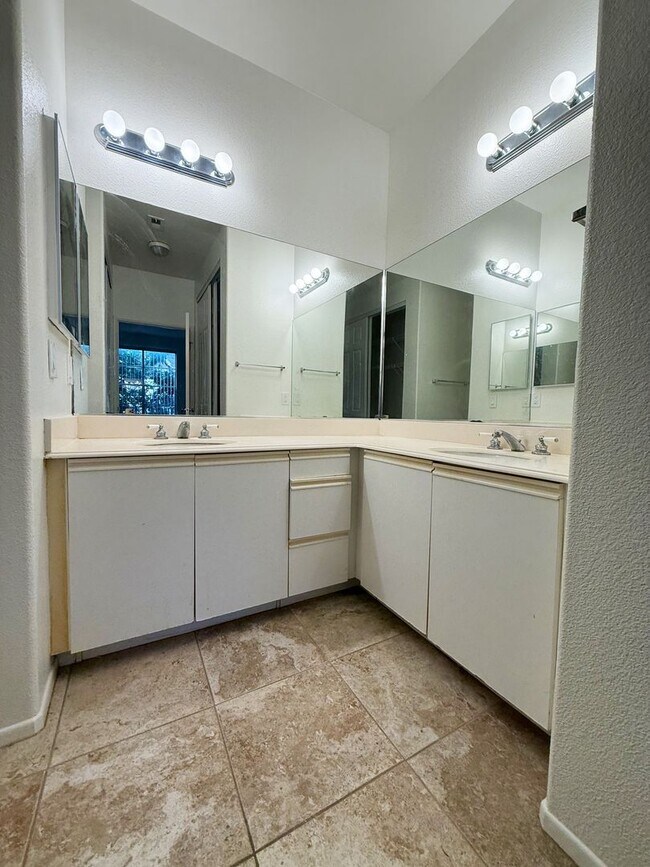 Building Photo - 2 Bed/2 Bath Condo in Martinique Complex -...