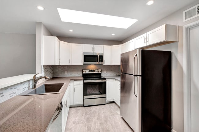 Building Photo - 2515 E Villa Maria Dr