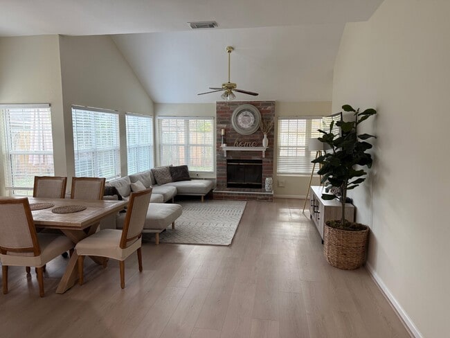 Building Photo - 4823 Sunshine Dr