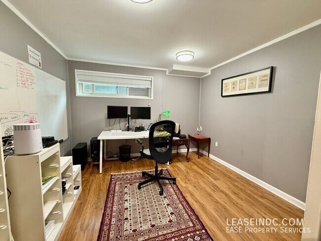Building Photo - 6424 Hollins Dr