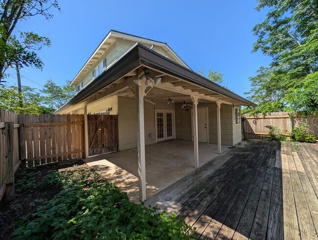 Building Photo - Walk to the Comal River, Schlitterbahn, & Downtown NB /1/1 Duplex with Courtyard! Includes Fridge...