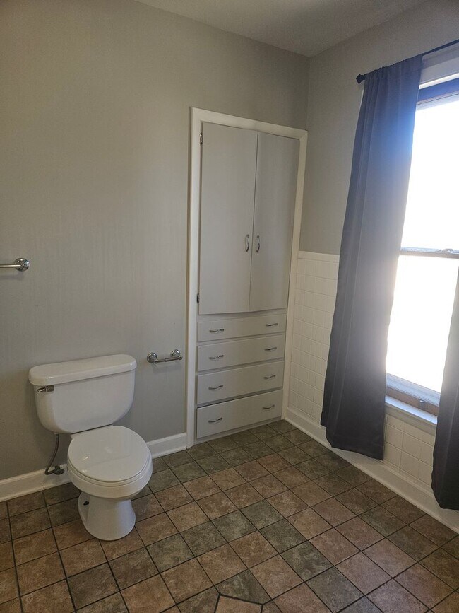 Building Photo - 1-603 1/2 N Superior Ave