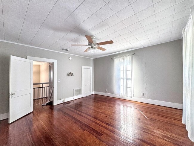 Building Photo - 410 Burleson St