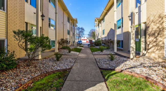 Quaint Courtyard - 703 E Oak St