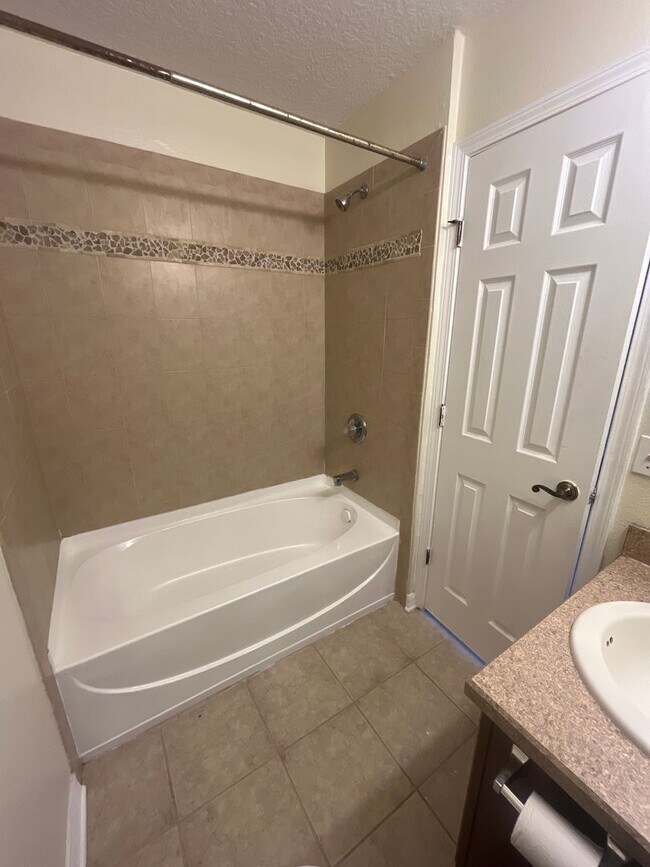 Building Photo - Stylish 2-Bed Modern Home at an Unbeatable...