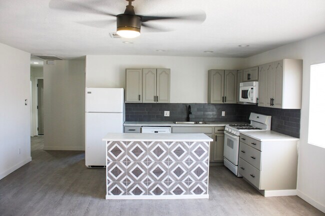 Building Photo - 1125 Tamerack Ave