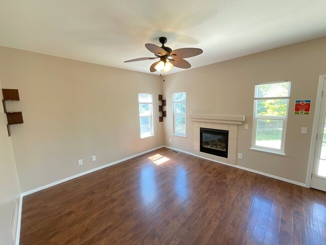 Building Photo - 4 Bedroom Home Available Near Peterson Rd & Constitution Ave!