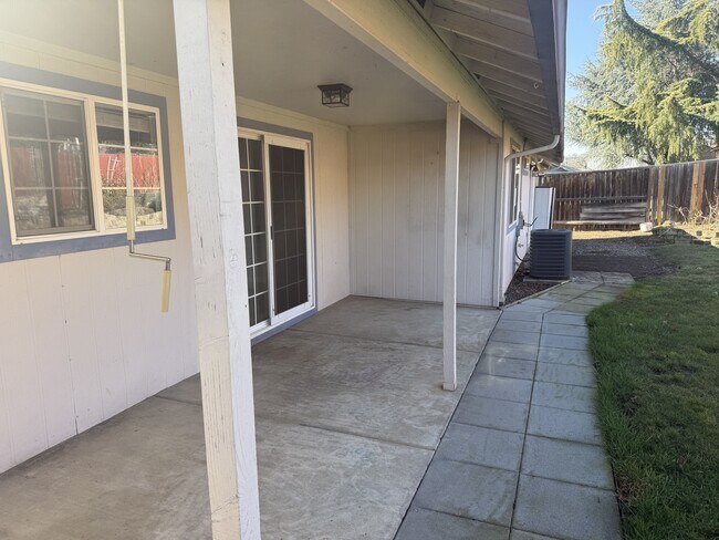 Building Photo - 624 Clearview Way