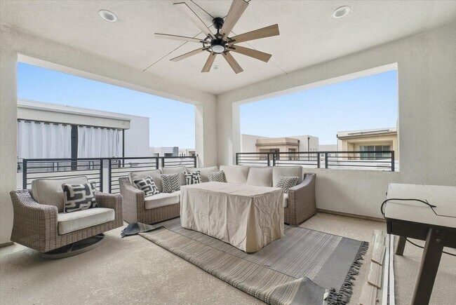 Building Photo - 155 Spectacle