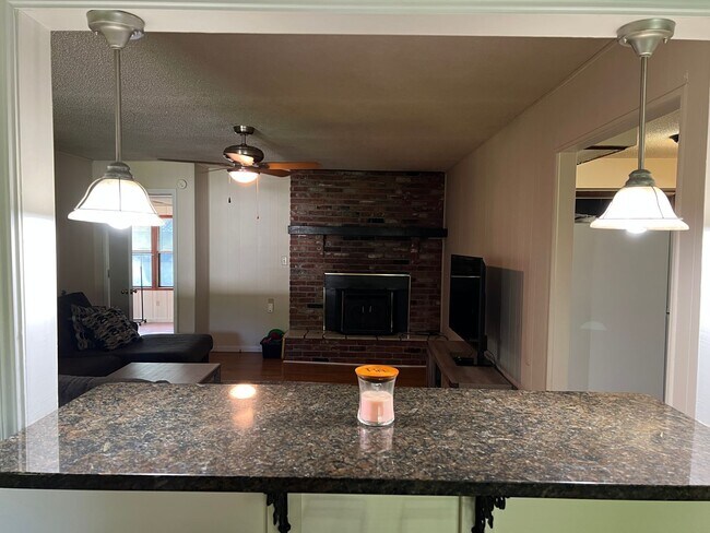 Building Photo - 3 Bedroom, 2 Bathroom, Great Location!