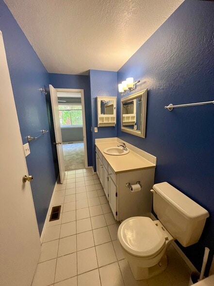 Upstairs bathroom - 3097 Fulton Circle