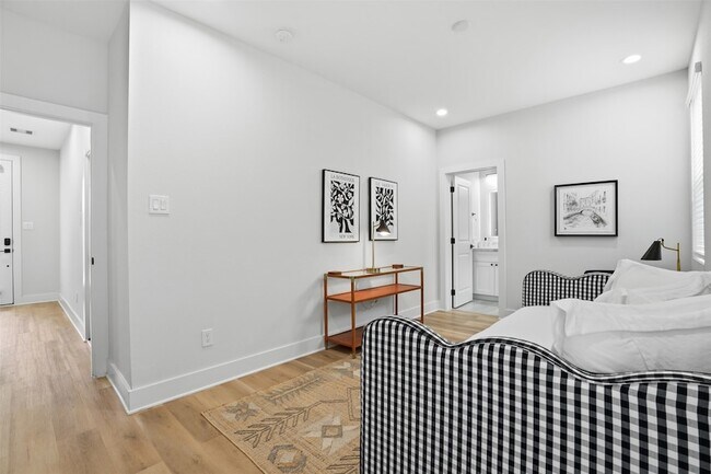 Building Photo - 2306 Hoskins Dr