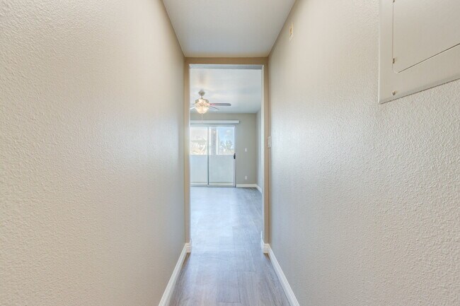 Building Photo - Smartly Designed 2-Bedroom Apartment in Pr...