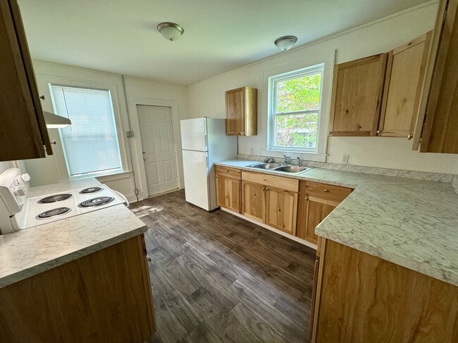Building Photo - 5 Bedroom / 2 Bath House - Near SEMO's Cam...