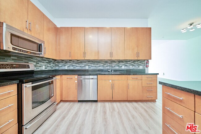 Building Photo - 3223 W 6th St