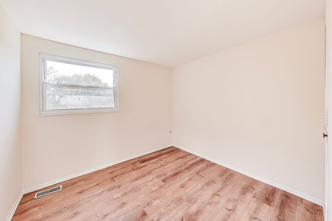 Building Photo - Let's Go to Poolesville - End Unit 3 bed 2...