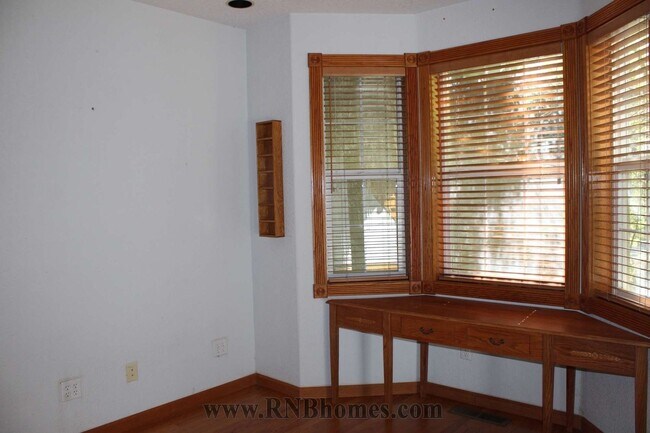 Building Photo - 677 Hoppe Ln