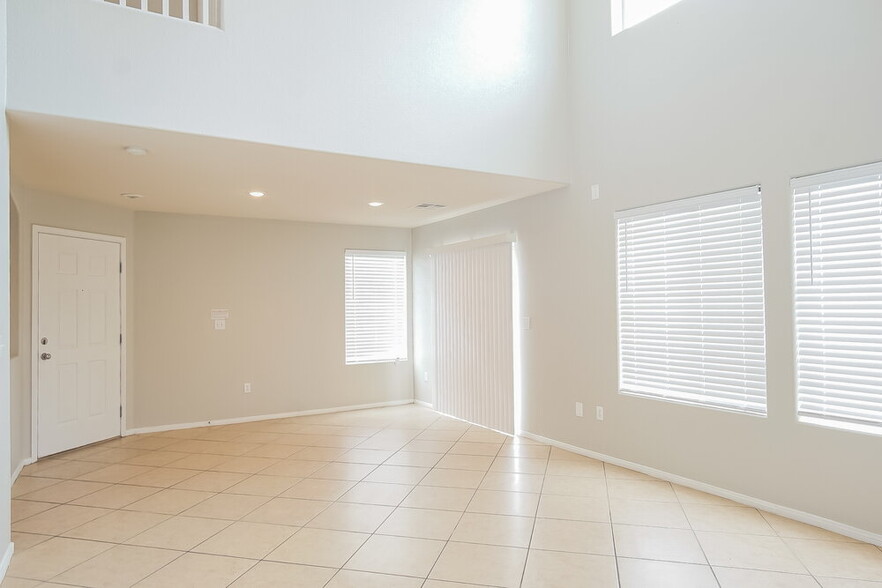 Building Photo - 8133 S Ribbon Falls St